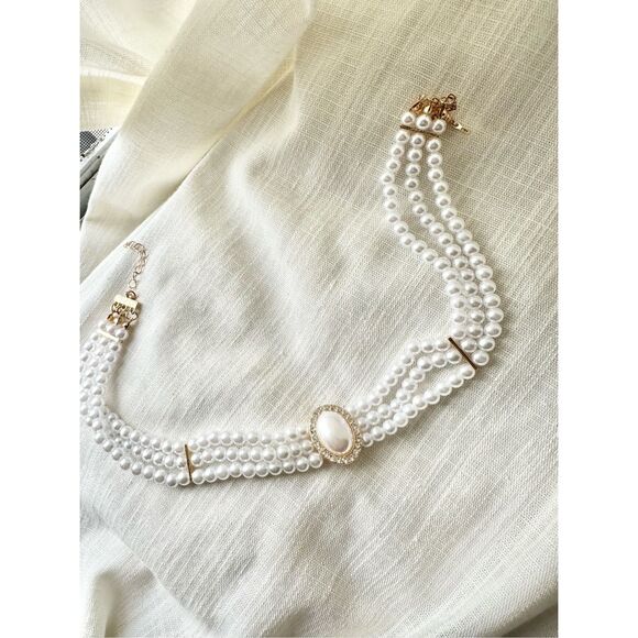 Faux pearl and gold color statement necklace - Picture 1 of 4